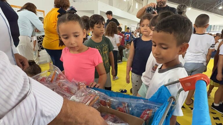 Programa Dentista na Escola distribui 10 mil kits de higiene bucal na rede municipal de Caraguatatuba