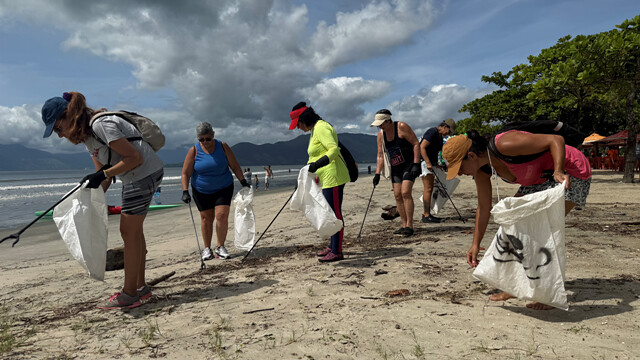 mutiro-de-limpeza-ondas-limpas-recolhe-115kg-de-lixo-em-trecho-da-praia-do-indai_55125589133_z