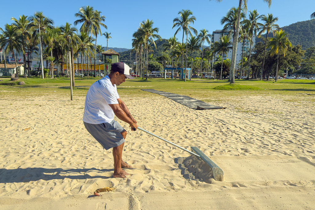 Caraguatatuba amplia limpeza das praias com ecopeneira e combate microplásticos na areia