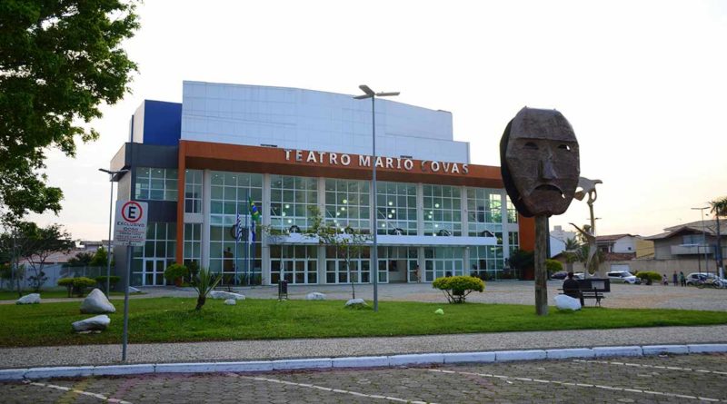 PraTodos-Verem-Fachada-do-Teatro-Mario-Covas-predio-com-dois-andares-nas-cores-branco-e-laranja-com-janelas-inteiramente-de-vidro-Foto-JC-Curtis-Fundacc-b-800x445