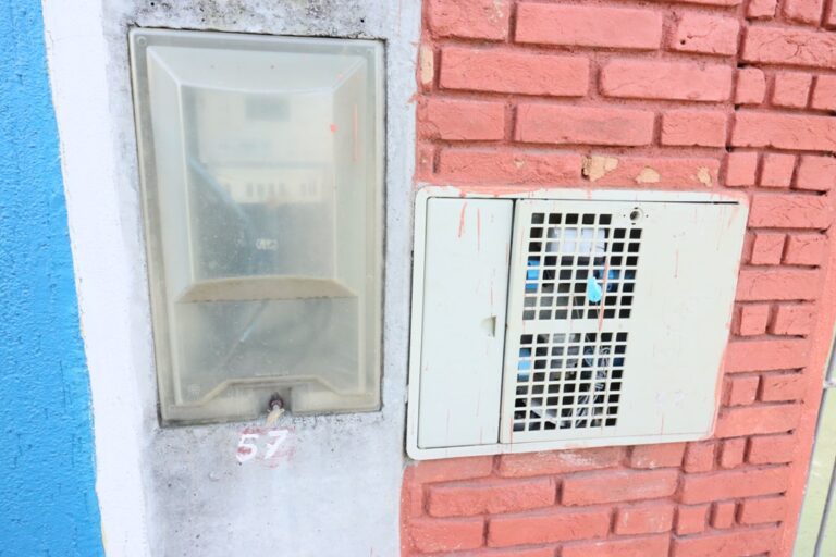 Descumprimento da lei de proibição do corte de energia e água por inadimplência