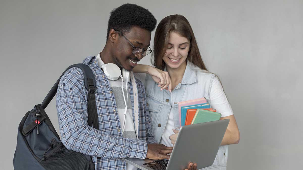 students-with-laptop-medium-shot b